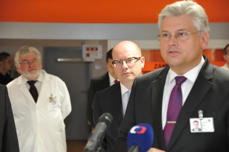 Miloslav Válek na tiskové konferenci