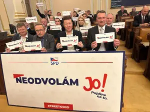 Poslanci SPD v transparenty v PS