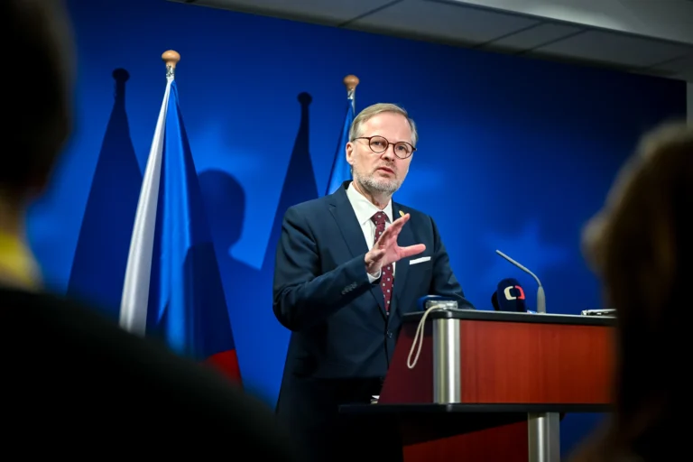 Petr Fiala u řečnického pultu