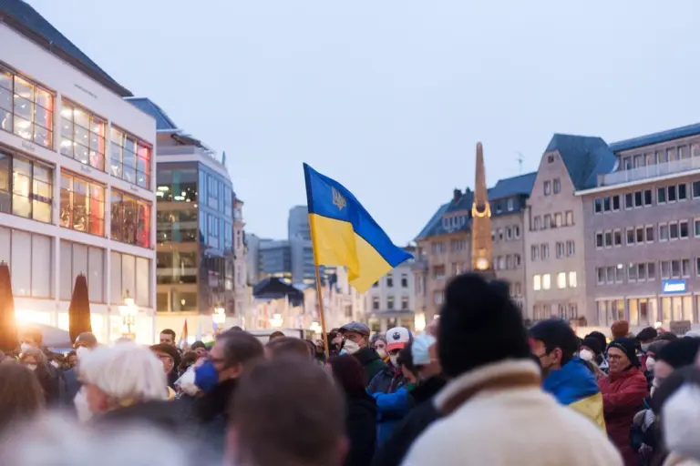 Ukrajinská vlajka na demonstraci