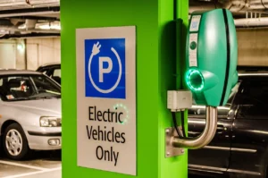 Nabíječka elektromobilů v garáži