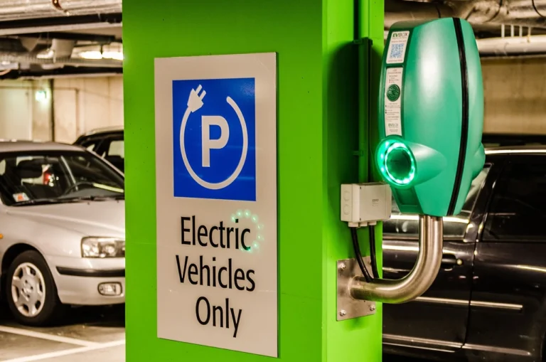 Nabíječka elektromobilů v garáži