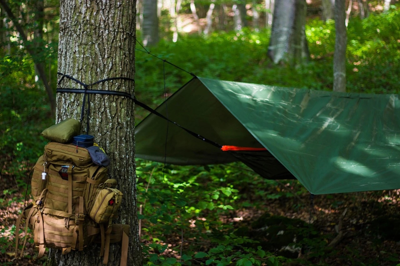 Hammock na stromě s vojenským batohem