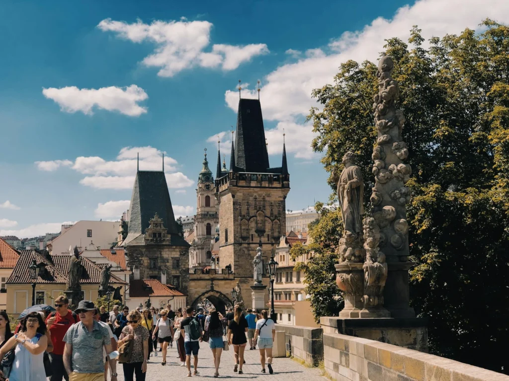 Turisté na Karlově mostě
