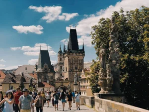 Turisté na Karlově mostě