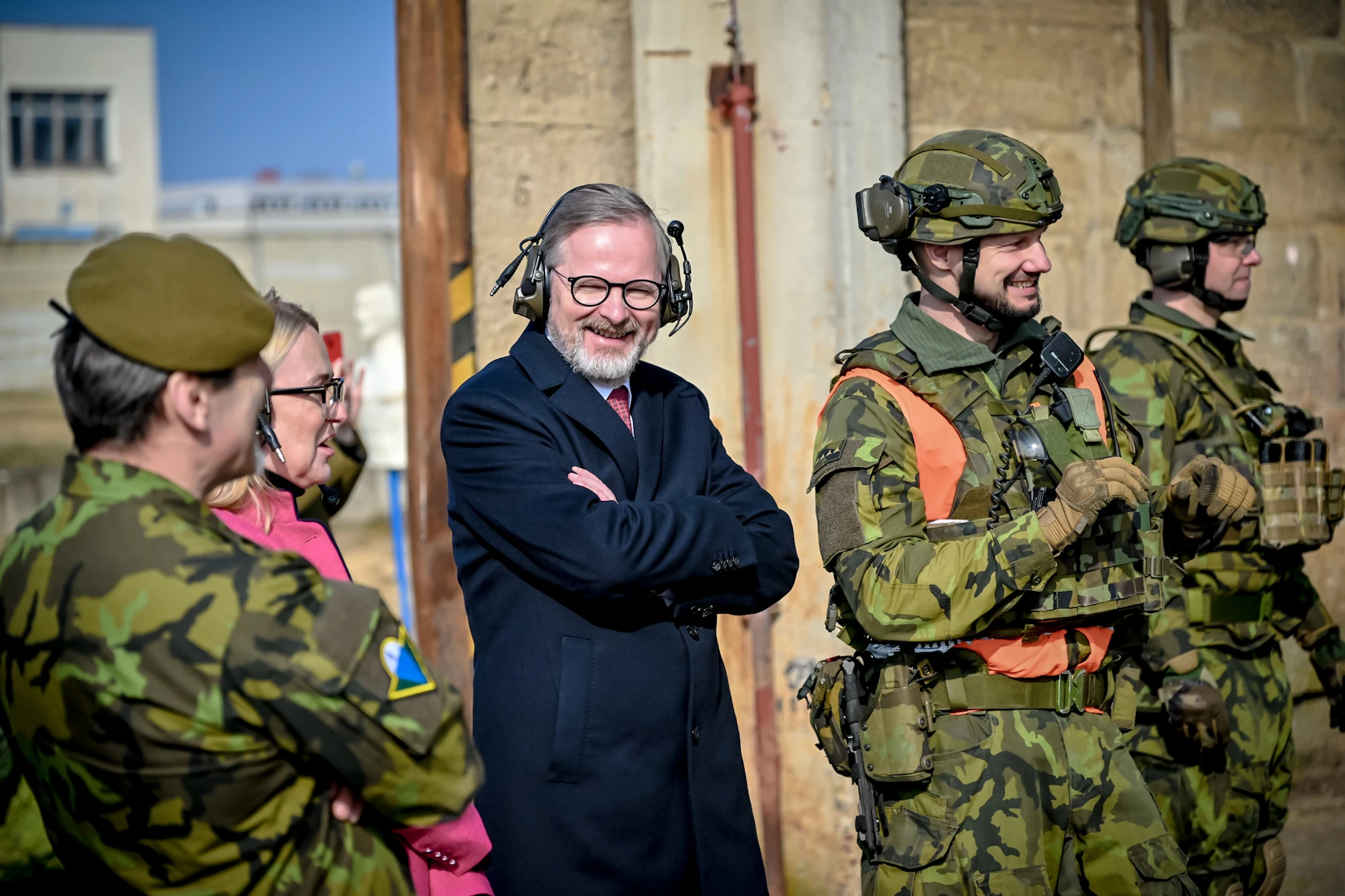 Fiala a Černochová na vojenském cvičení