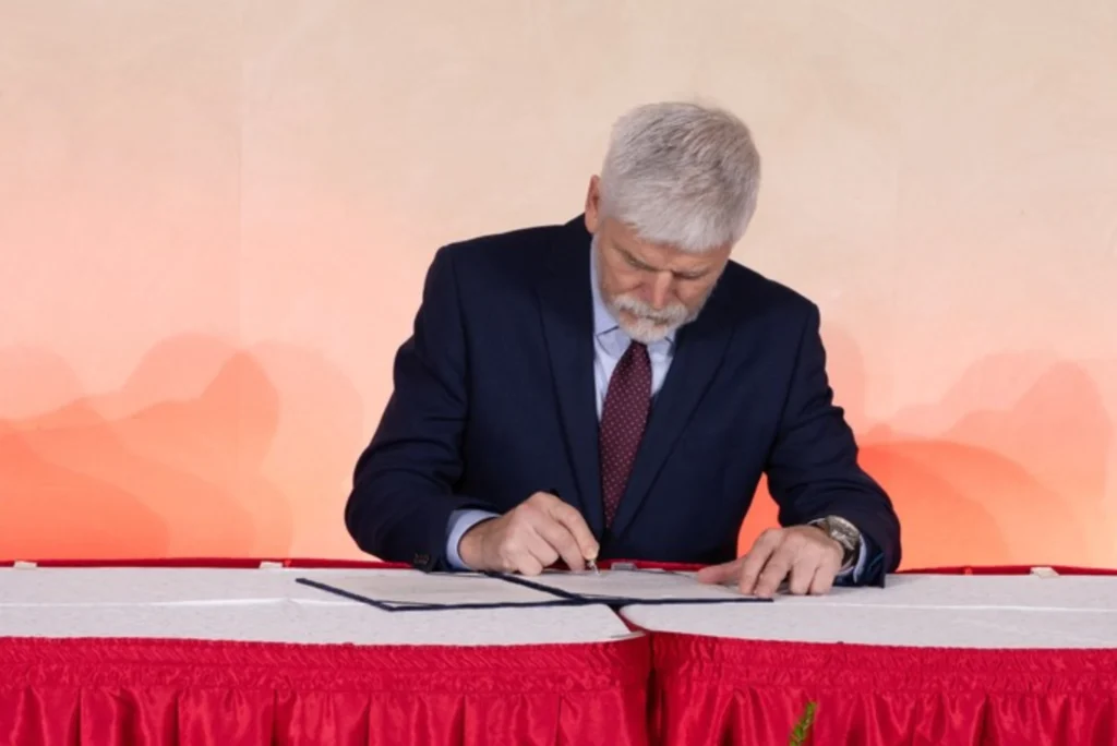 Petr Pavel se podepisuje