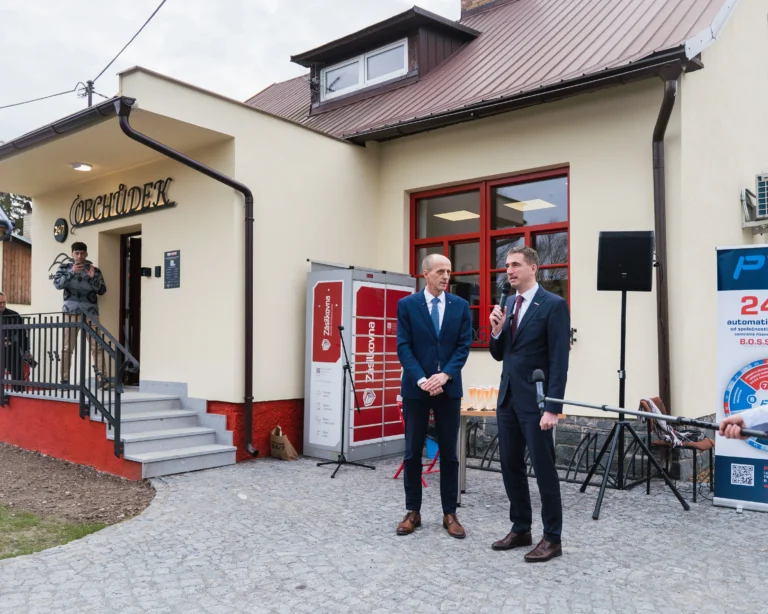 Ministr Vlček otevření hybridní prodejny