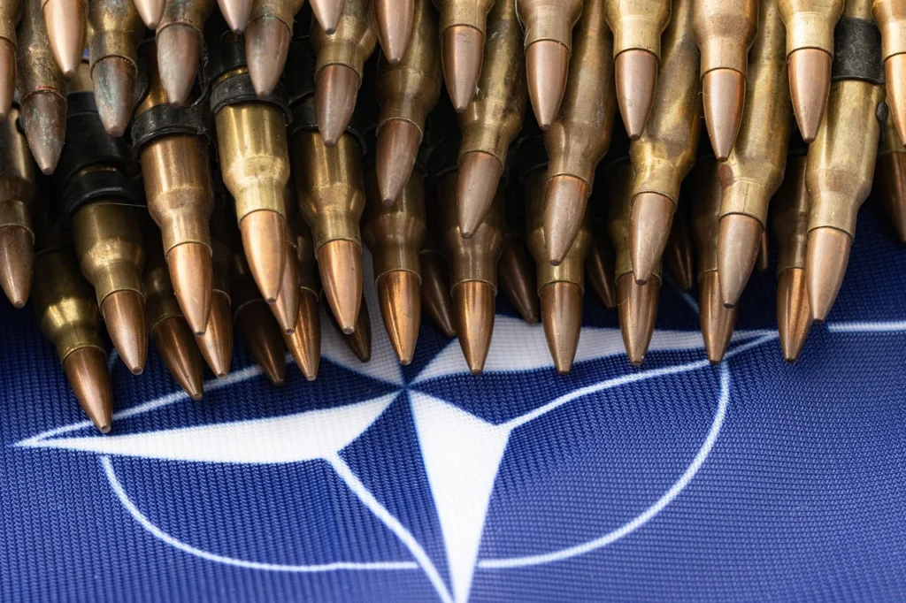 NATO vlajka a munice