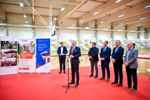 Premiér Petr Fiala při proslovu na slavnostním otevření nové haly pro míčové sporty ve Starez Aréna Vodova