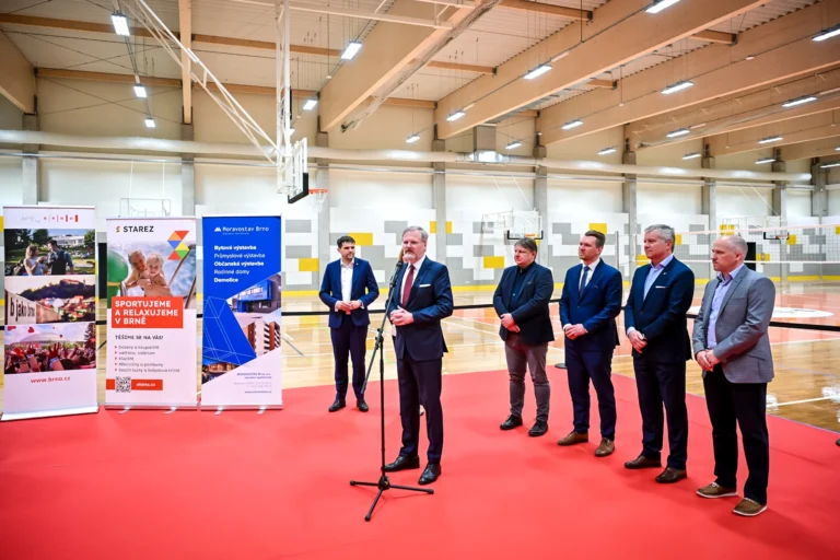 Premiér Petr Fiala při proslovu na slavnostním otevření nové haly pro míčové sporty ve Starez Aréna Vodova