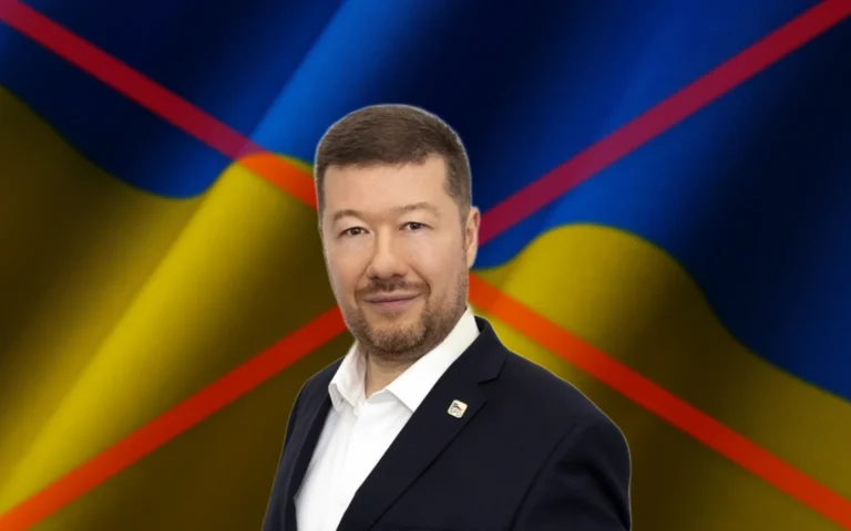 Tomio Okamura ukrajinská vlajka