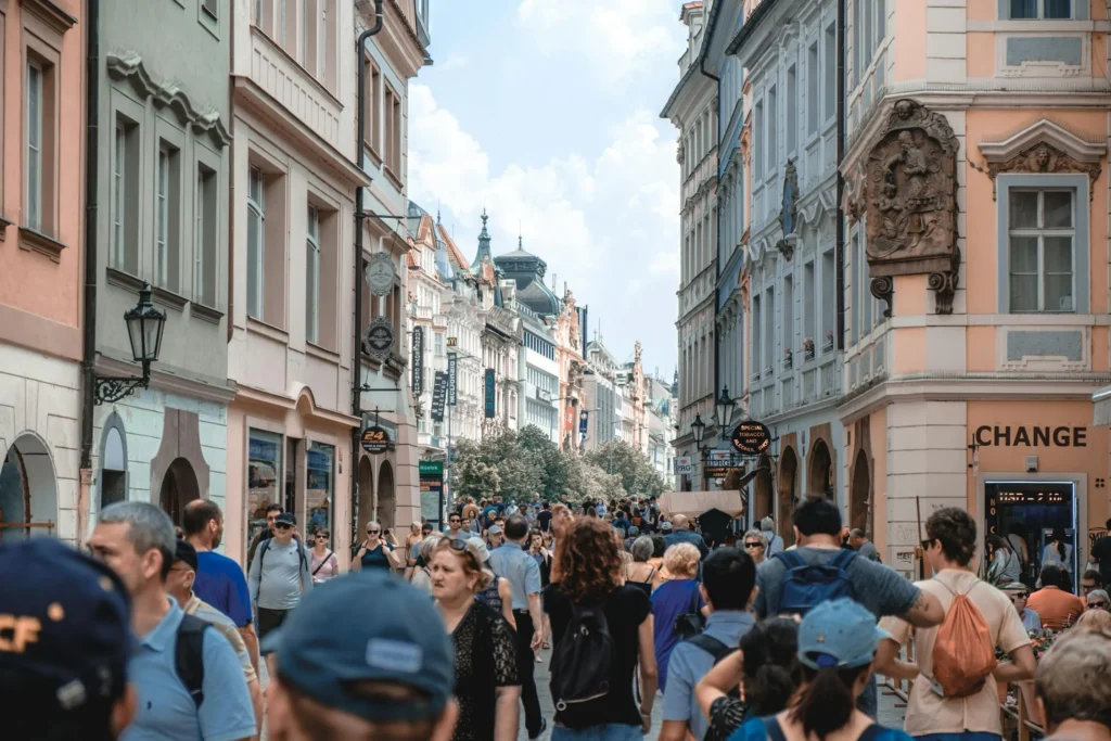 Turisté centrum Prahy