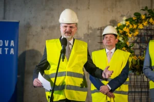 Premiér Petr Fiala při proslovu na slavnostním setkání u příležitosti dokončení hrubé stavby MUNI BioPharma Hub, 14. dubna 2025.