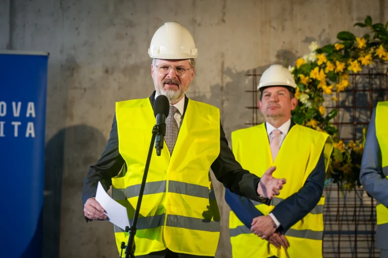 Premiér Petr Fiala při proslovu na slavnostním setkání u příležitosti dokončení hrubé stavby MUNI BioPharma Hub, 14. dubna 2025.