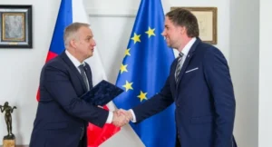 Filip Minář převzal z rukou nejvyššího státního tajemníka Jindřicha Fryče jmenovací dekret
