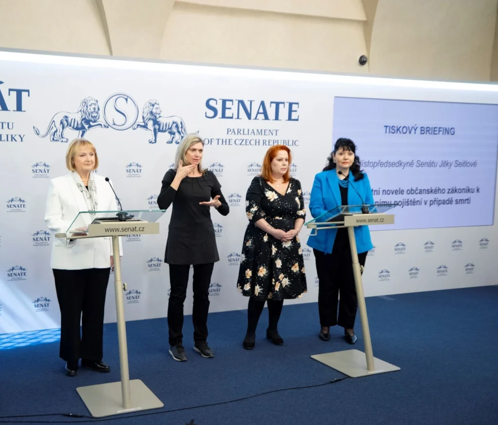 Zleva: Jitka Seitlová, Klára Šplíchalová, Pavla Gomba na tiskovém briefingu Senátu