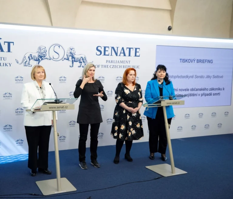 Zleva: Jitka Seitlová, Klára Šplíchalová, Pavla Gomba na tiskovém briefingu Senátu