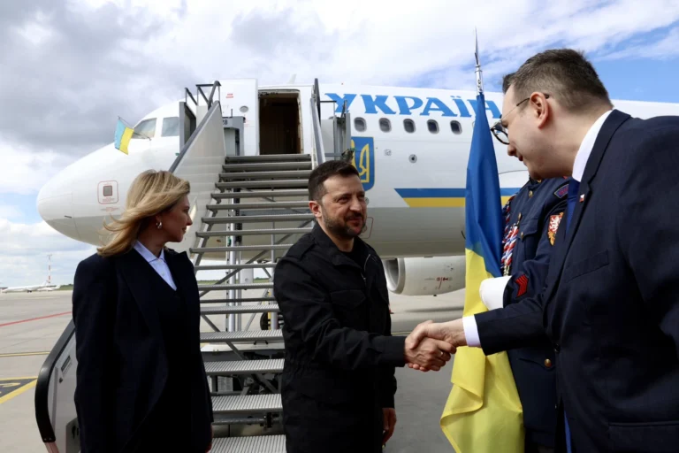 Prezident Zelenský na letišti s ministrem Lipavským