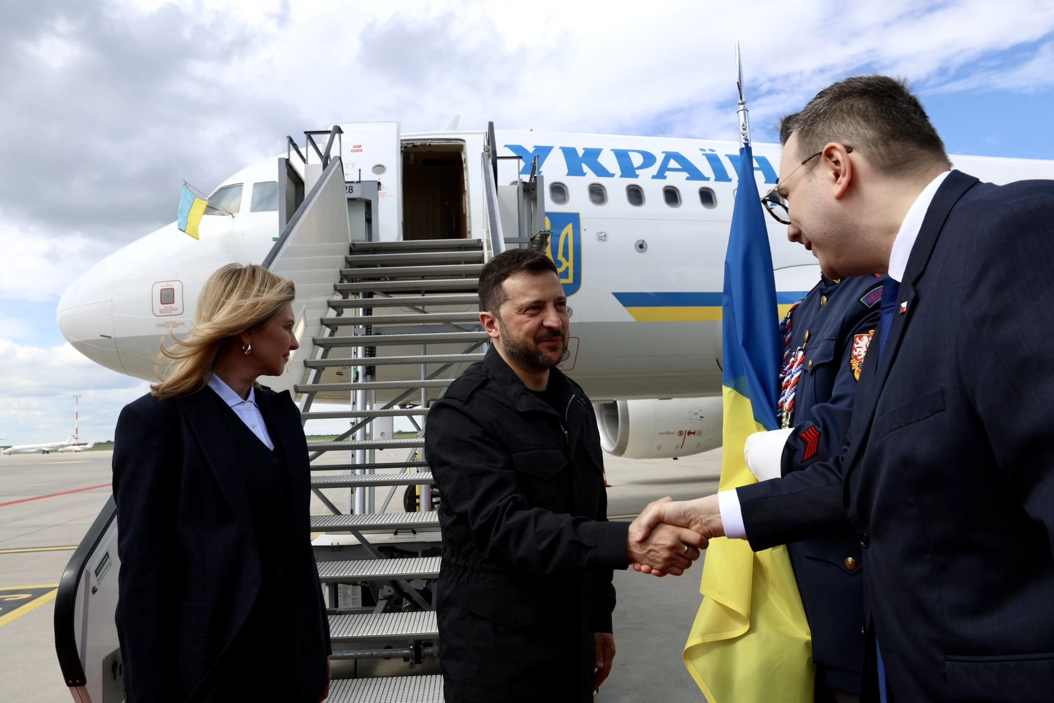 Prezident Zelenský na letišti s ministrem Lipavským