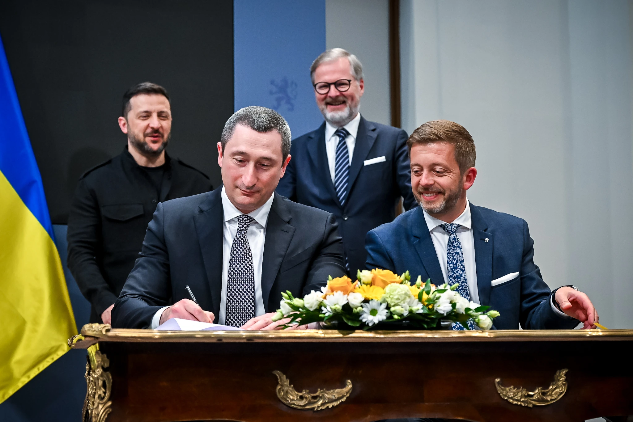 Podpis memoranda Rakušanem s ukrajinským ministrem pro národní jednotu Oleksijem Černyšovem