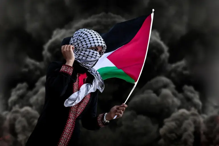 Žena s palestinskou vlajkou