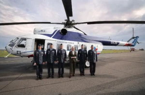 Černochová u Mi-8 vrtulníku v Kbelích