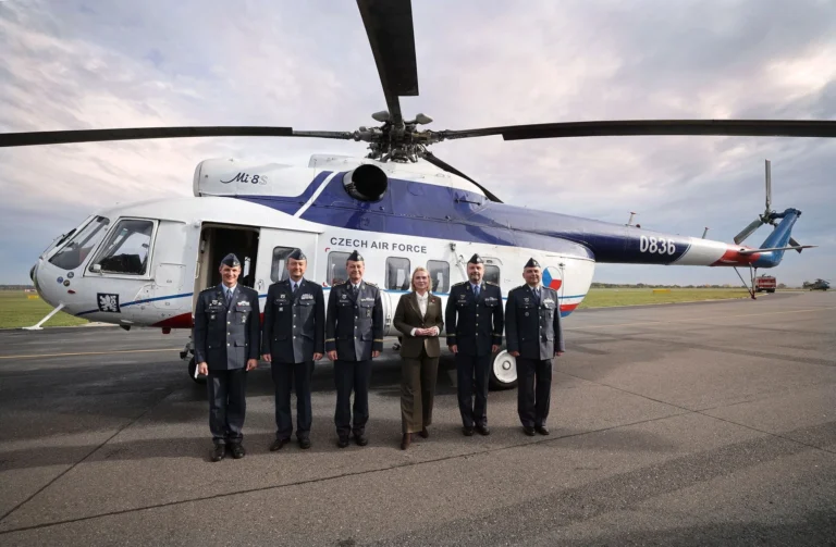 Černochová u Mi-8 vrtulníku v Kbelích