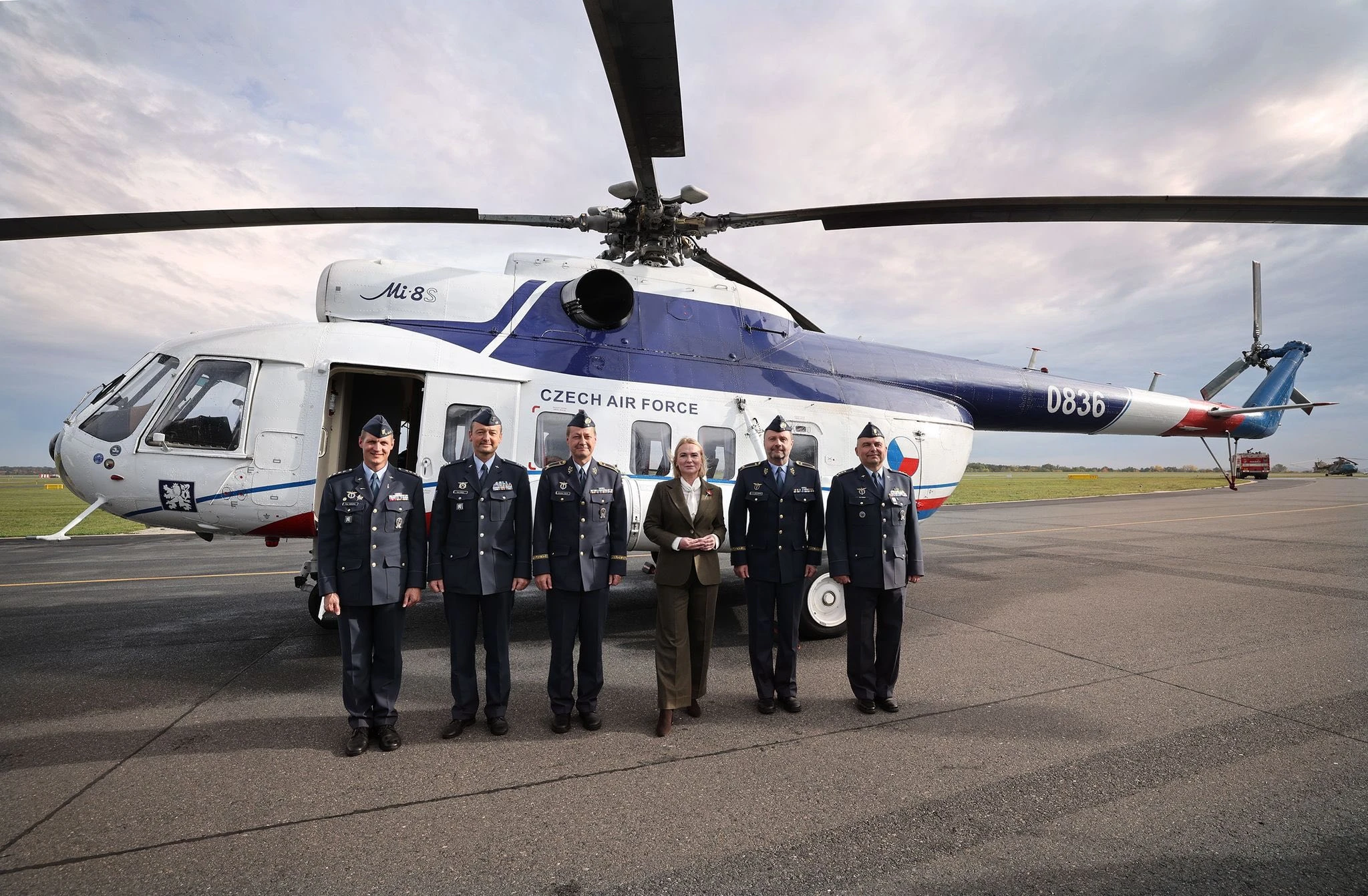 Černochová u Mi-8 vrtulníku v Kbelích