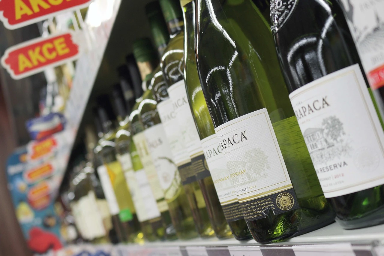 Supermarket regál s vínem