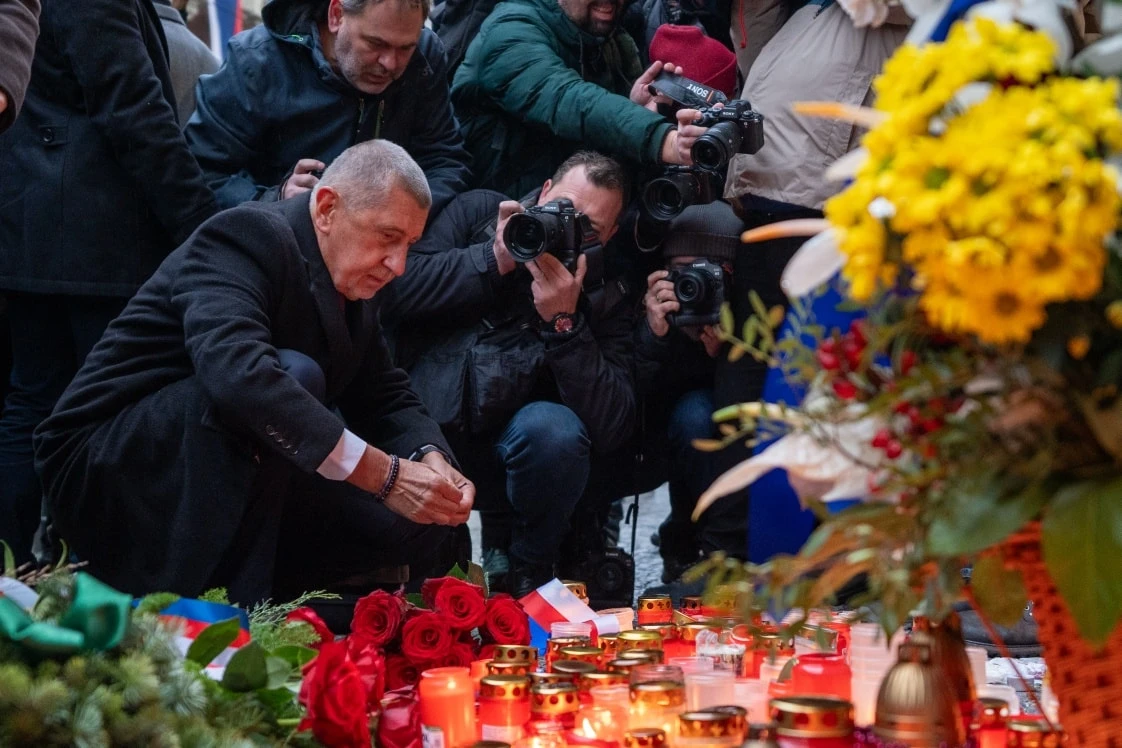 Andrej Babiš u památníku na Národní třídě