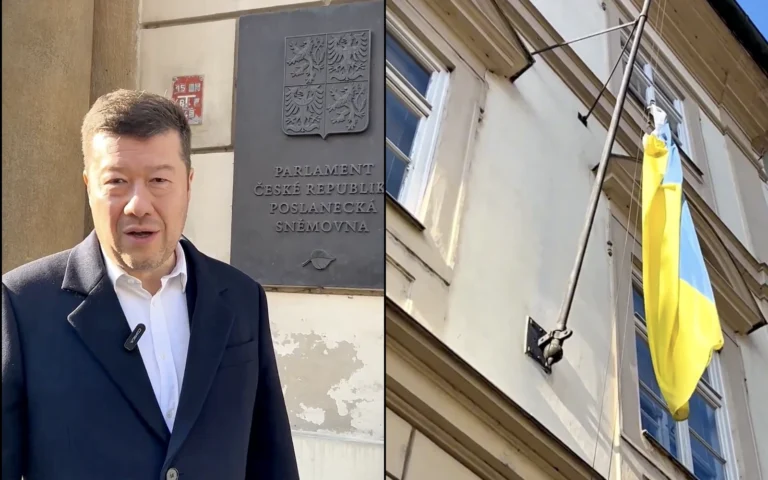 Okamura sundání ukrajinské vlajky