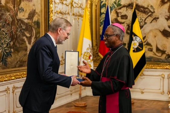 Fiala a papežský nuncius