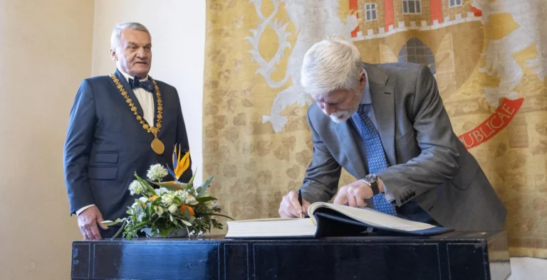 Petr Pavel podpis do pamětní knihy Prahy