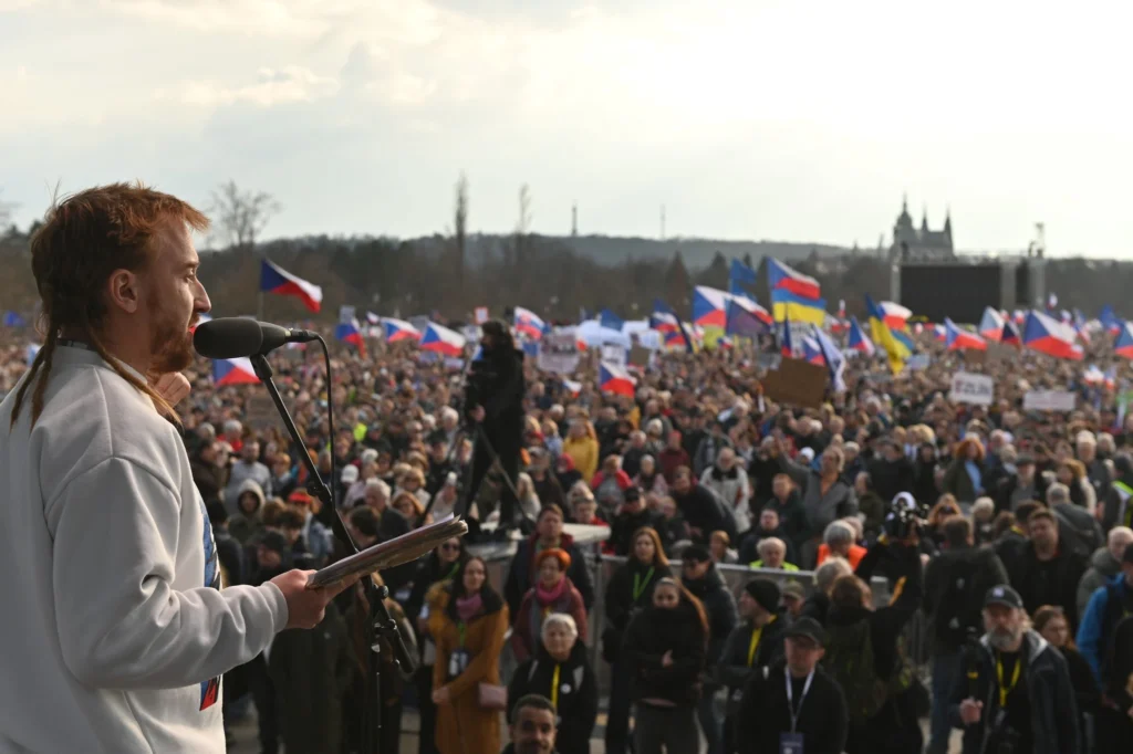 Mikuláš Minář na demonstraci na Letné