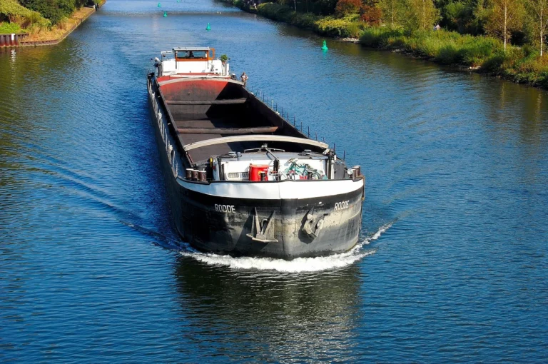 Plavební kanál loď