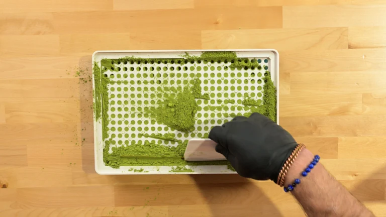 Plnění kratomu do kapslí