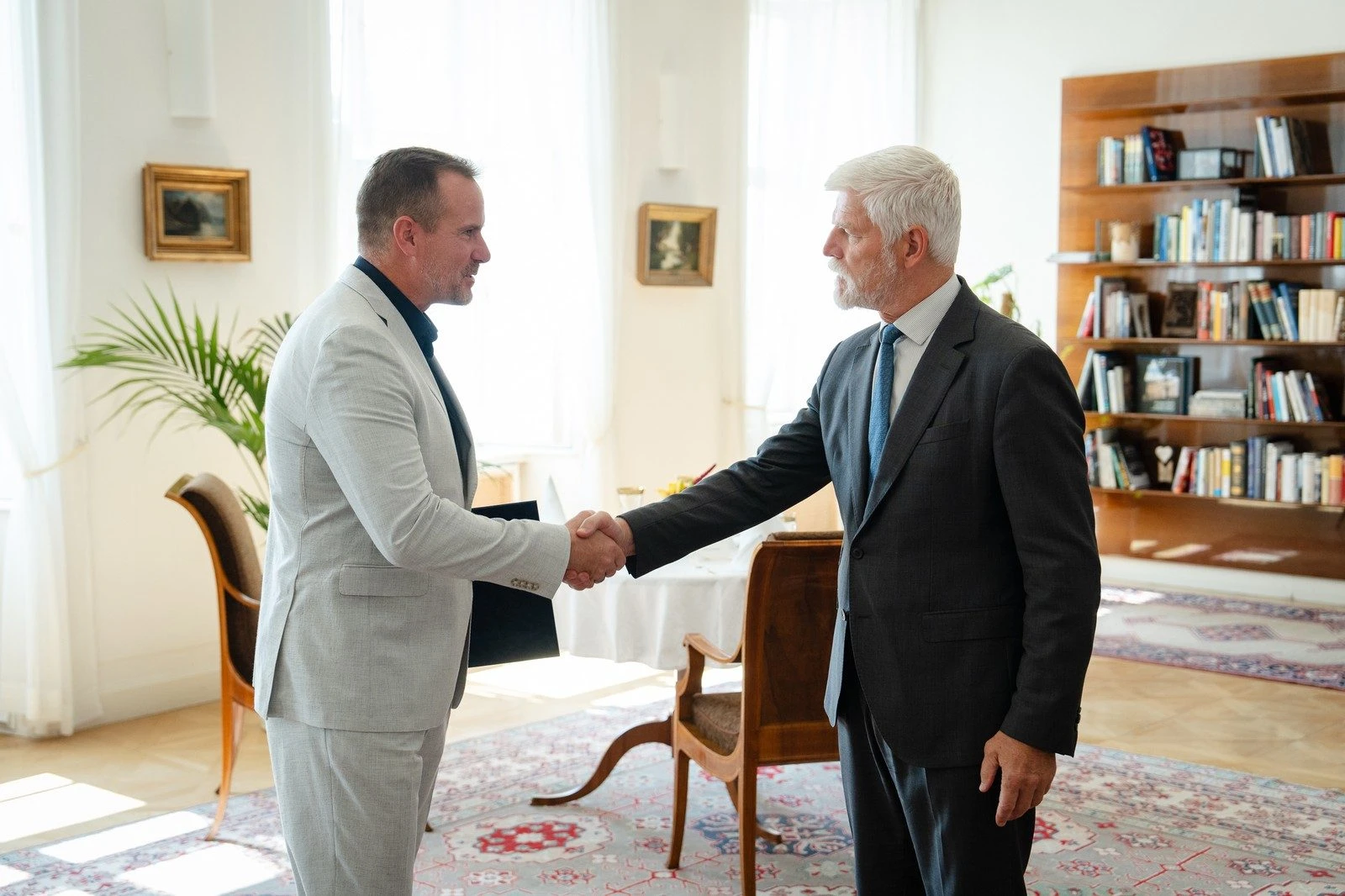 Prezident Petr Pavel při setkání s Karlem Řehkou na Pražském hradě