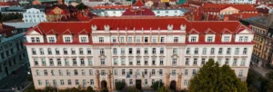 Letecký pohled na silnici ve Středočeském kraji