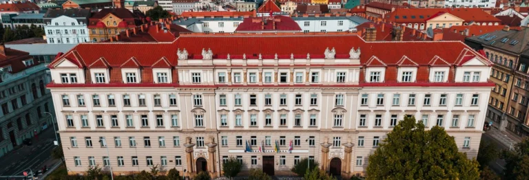 Letecký pohled na silnici ve Středočeském kraji