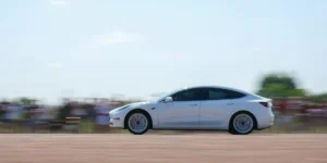 Vůz Tesla na silnici
