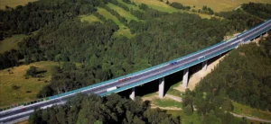 Dálniční most na české dálnici z ptačí perspektivy
