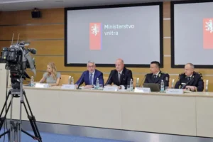 Tisková konference ministerstva vnitra k platům bezpečnostních sborů