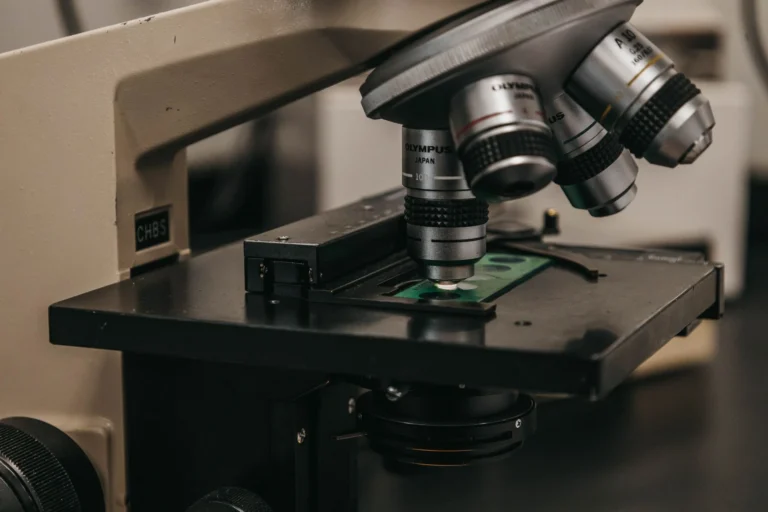 Detailní pohled na laboratorní mikroskop, který je nezbytný pro vědecký výzkum a analýzu.