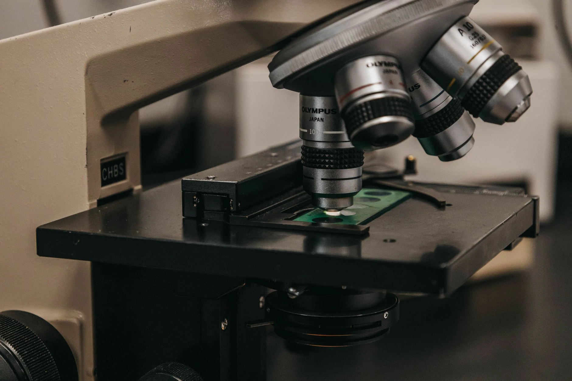 Detailní pohled na laboratorní mikroskop, který je nezbytný pro vědecký výzkum a analýzu.