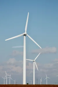Série vysokých vírníků, které vyrábějí obnovitelnou energii na jasném otevřeném poli.
