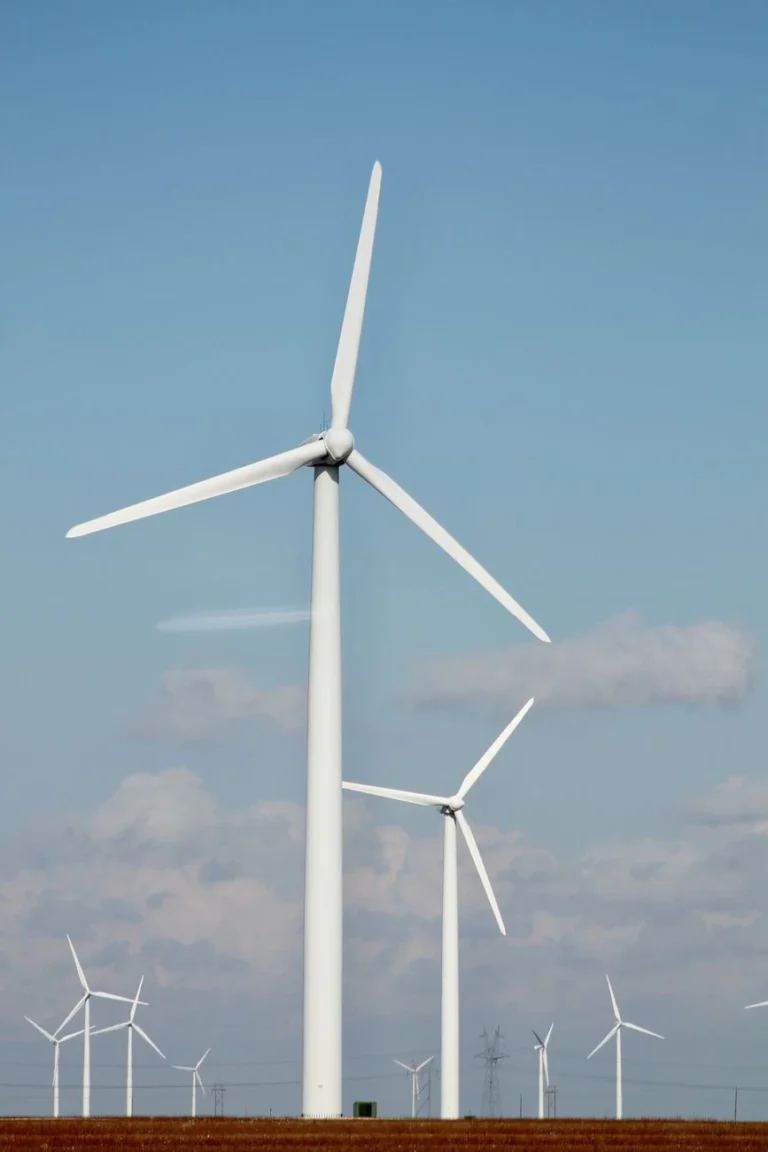 Série vysokých vírníků, které vyrábějí obnovitelnou energii na jasném otevřeném poli.
