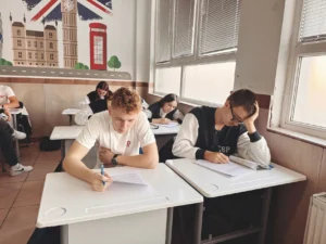 Studenti se soustředili na své zkoušky v učebně s nástěnným uměním s tématem Spojeného království.