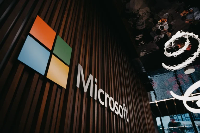 Vnitřní pohled na kancelář Microsoft s logem na dřevěné zdi v Bruselu, Belgie.