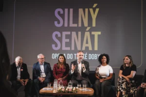 Předseda Pirátů Zdeněk Hřib s kandidáty do Senátu pod heslem Silný Senát